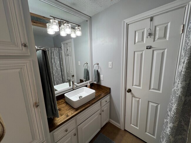 Building Photo - 110 Willow Branch Dr