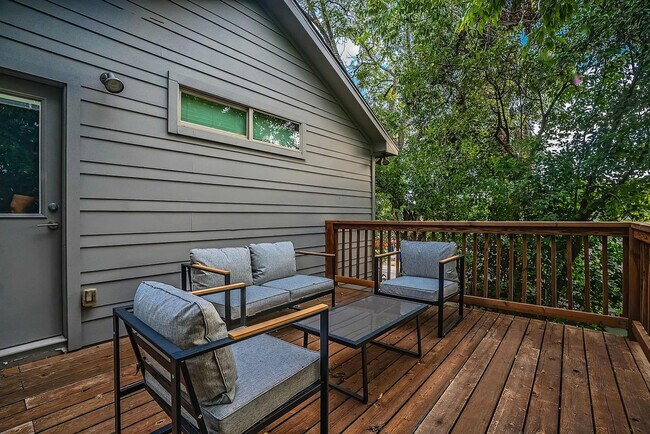 Building Photo - 2002 Rosewood Ave