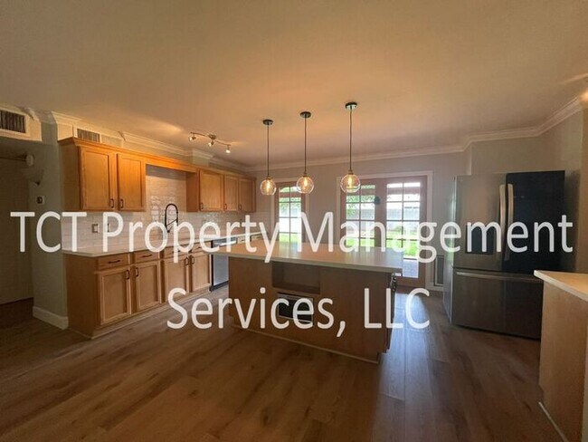 Building Photo - Large Grass lot in Great Location!