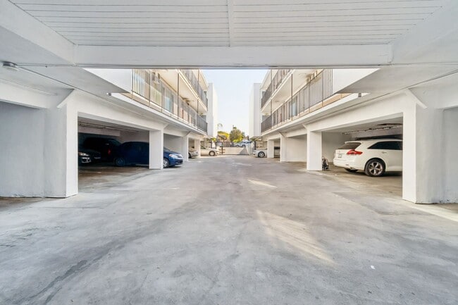 Building Photo - 2 bed 1 Bath Available Now