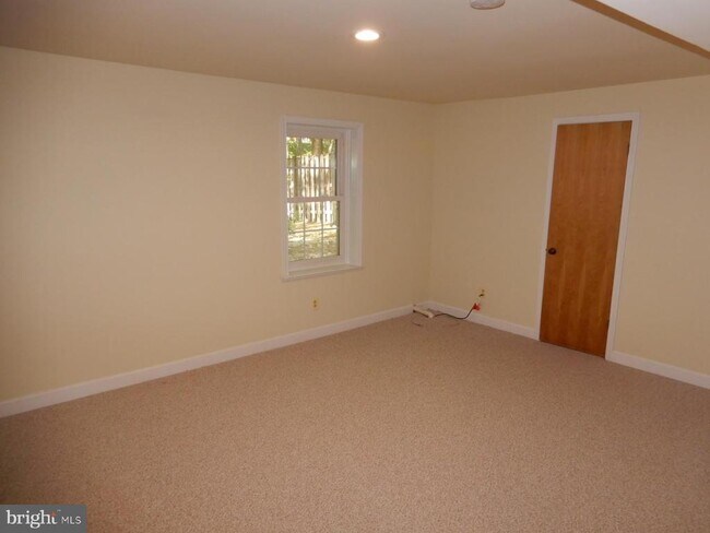 Building Photo - 7014 Maple Tree Ln