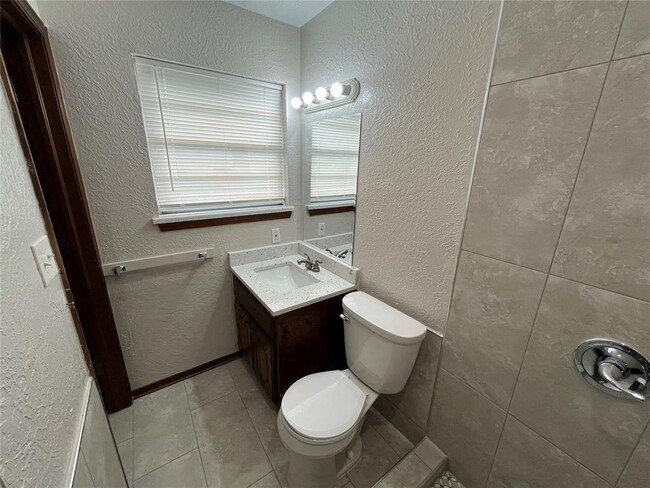 Building Photo - 1505 Kingston Rd