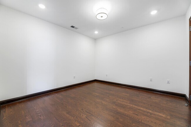 Building Photo - 9 Somerset Ln