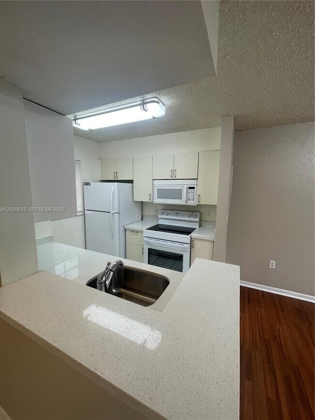 Building Photo - 2811 N Oakland Forest Dr