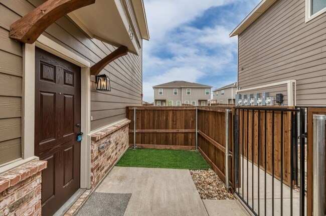 Building Photo - AVAILABLE NOW! GORGEOUS 2 BEDROOM FOUR PLEX LOCATED IN MIDLOTHIAN ISD!