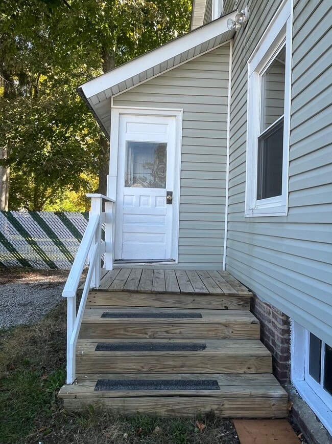 Building Photo - Three Bedroom Home