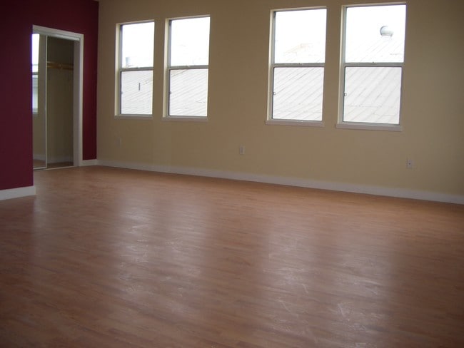 Building Photo - 8 Live/Work Units - Exempt from Rent Control