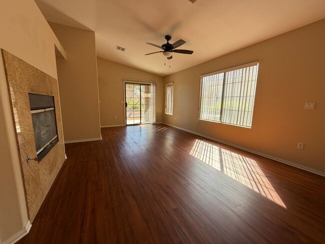 Building Photo - Gorgeous 2 bedroom townhouse Ready for immedate move-in!