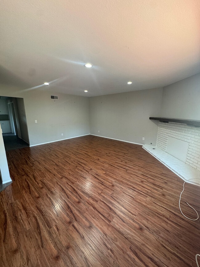 Building Photo - 2493 Los Feliz Dr