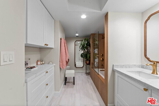 Building Photo - 13700 Marina Pointe Dr