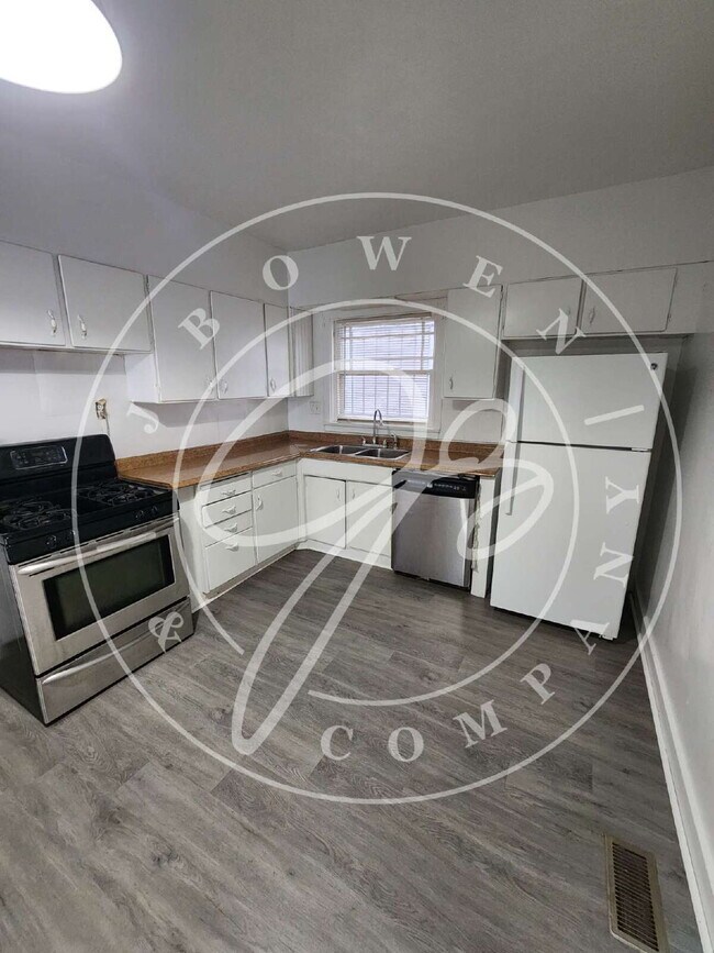 Building Photo - 3 bed 1 bath lower duplex with so much space!