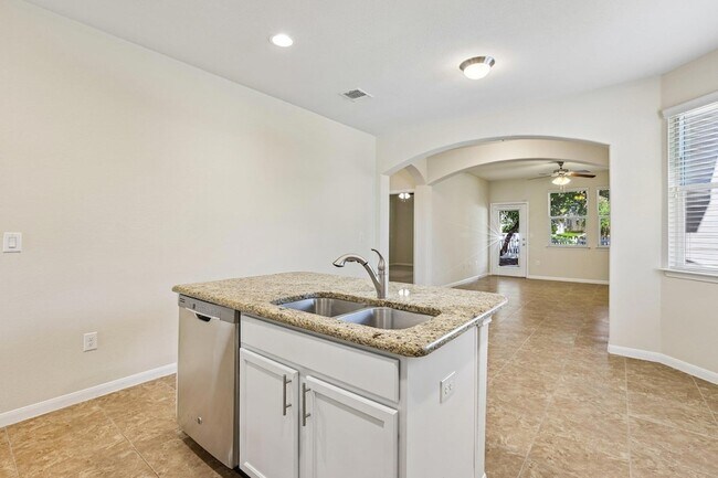 Building Photo - 711 Rolling Oak Dr