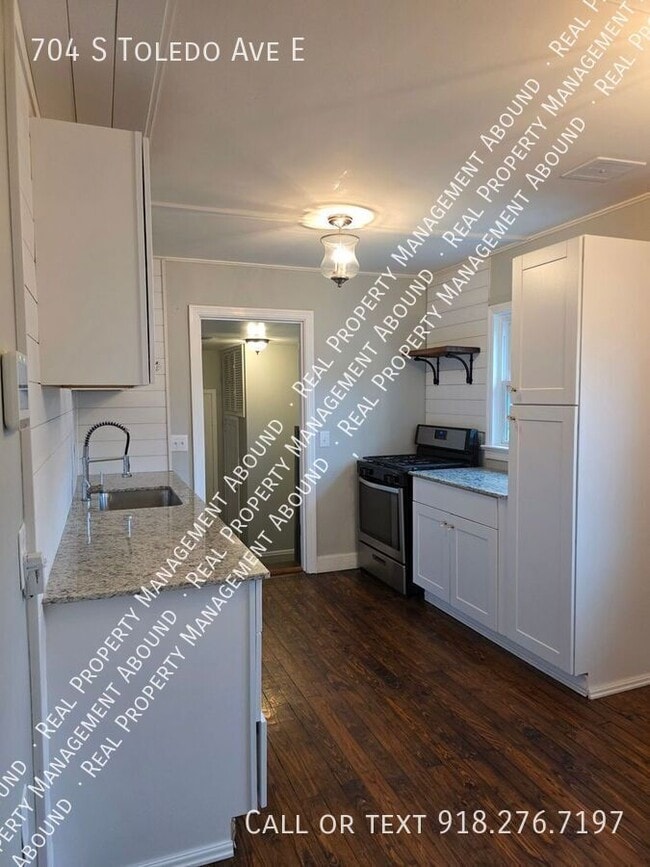 Building Photo - 704 S Toledo Ave