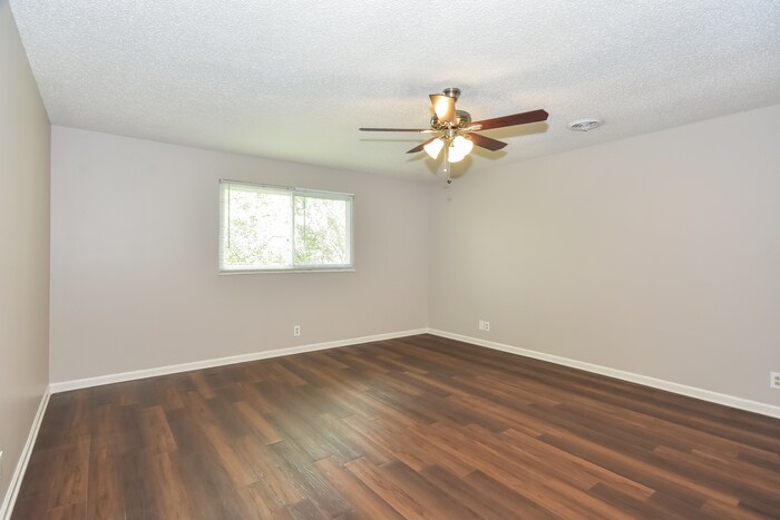 Building Photo - 265 Clearlake Dr W