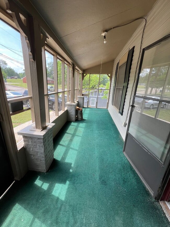 Building Photo - 2 bed 1 bath house