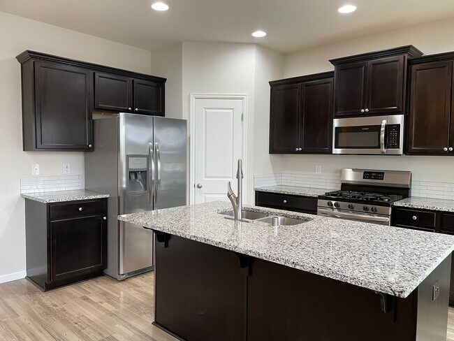 Building Photo - Beautiful 4 Bedroom 2.5 Bath Home Located ...