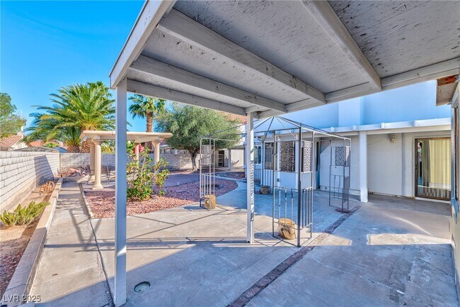 Building Photo - 2728 Miraflores Ave