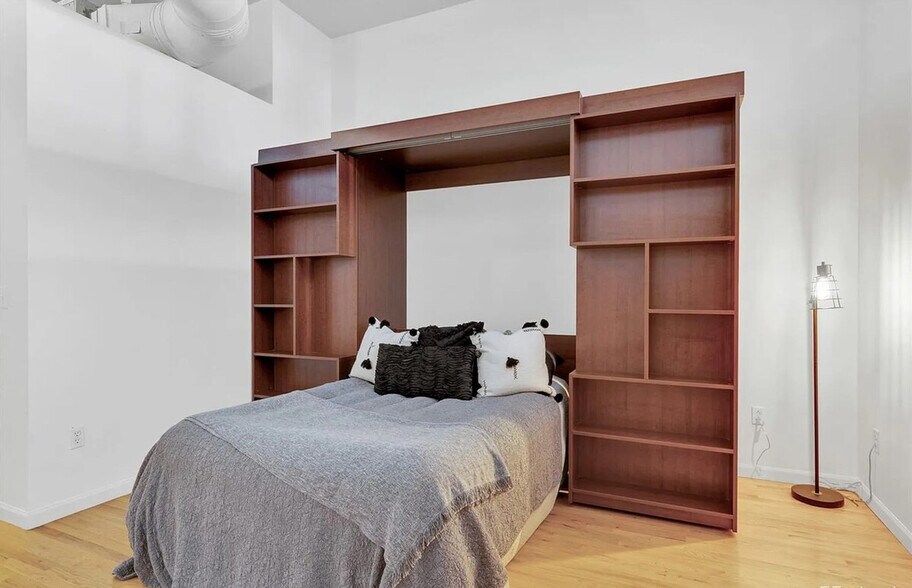 Building Photo - 1555 California St