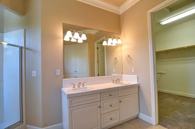 Building Photo - Immaculate Home off of Shepherd & Locan