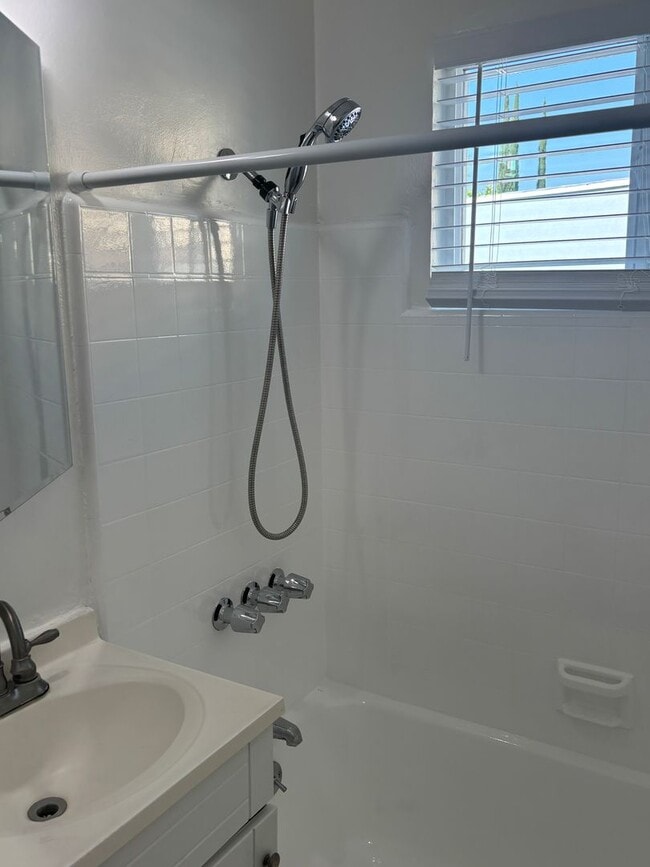 Building Photo - 711 W Wilson Ave