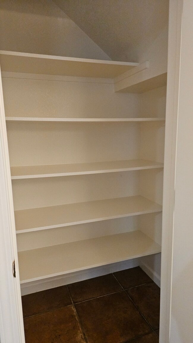 Building Photo - 5012 Crest Dr