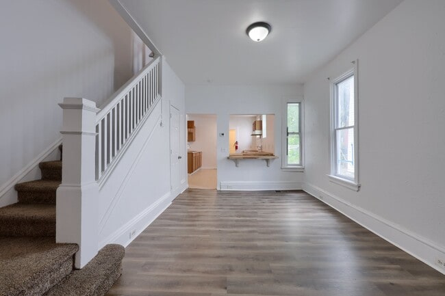 Building Photo - 5 bedroom 1.5 bath. Home available now.