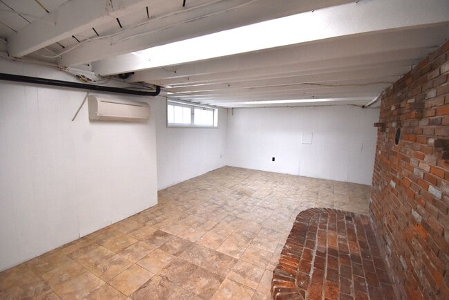 Building Photo - 586 1/2 Grove St