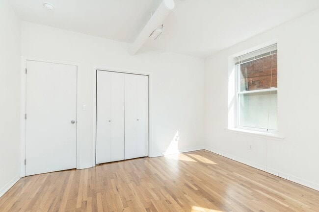 Building Photo - 1424 W Girard Ave
