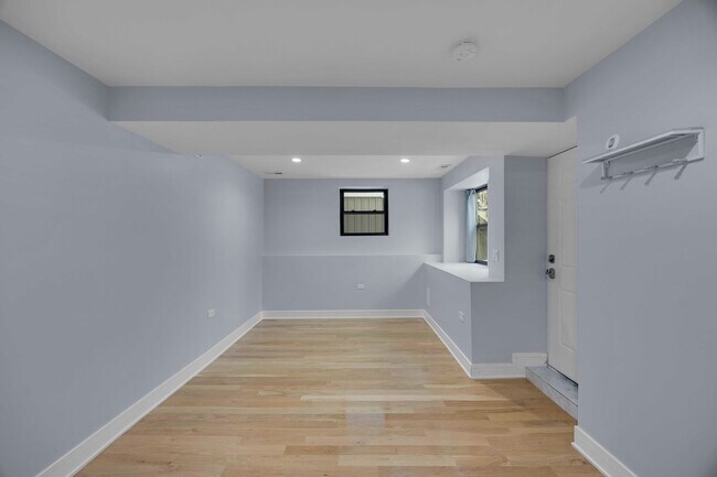 Building Photo - 2046 W Moffat St