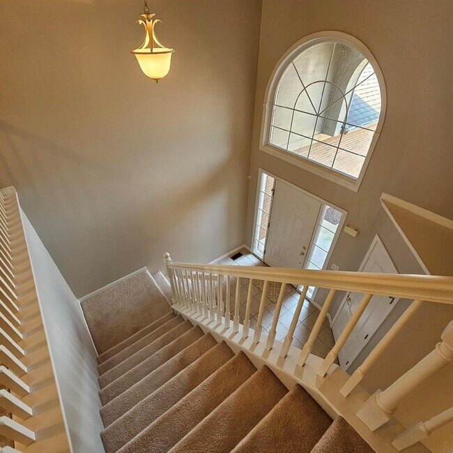 Building Photo - 3 Bedroom, 2.5 Bath Condo, Kitchen with St...