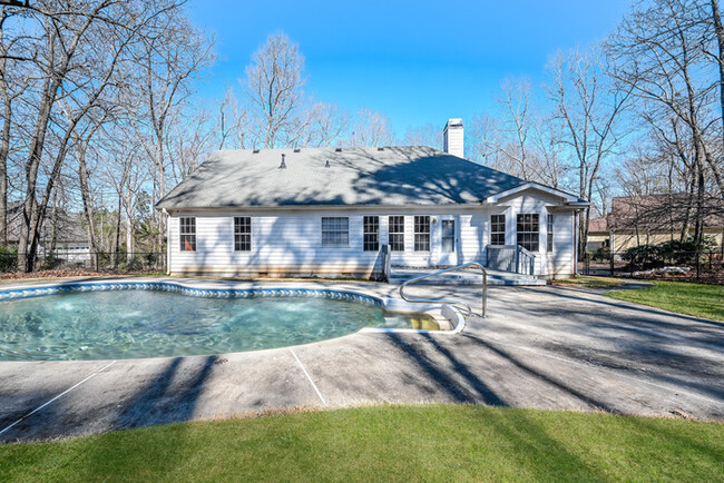 Building Photo - Brick Home with Pool