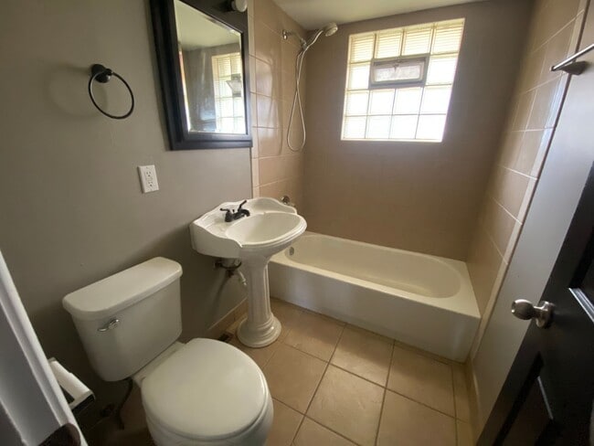 Building Photo - 3 Bedroom 2 Bath Single Family Home!  Gara...
