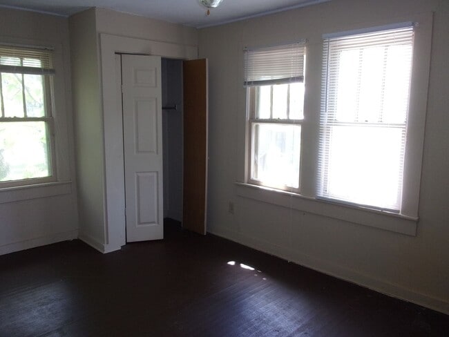 Building Photo - 2 Bedroom Apartment
