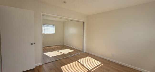 Building Photo - 623 N Juanita Ave