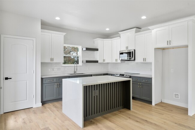 Building Photo - 7220 S Hall St