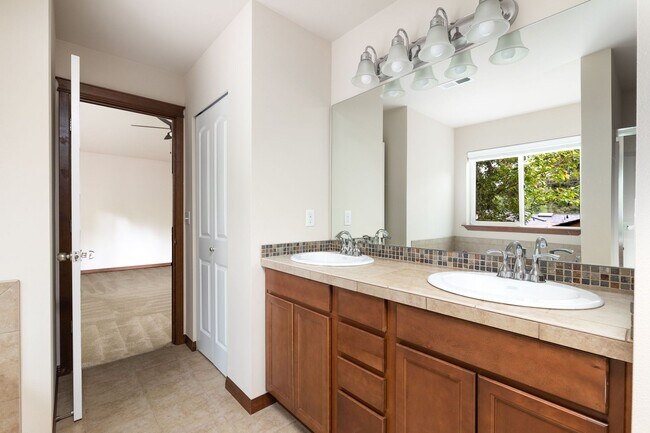 Building Photo - Beautiful 3 Bedroom 2.5 Bathroom Home in Bothell