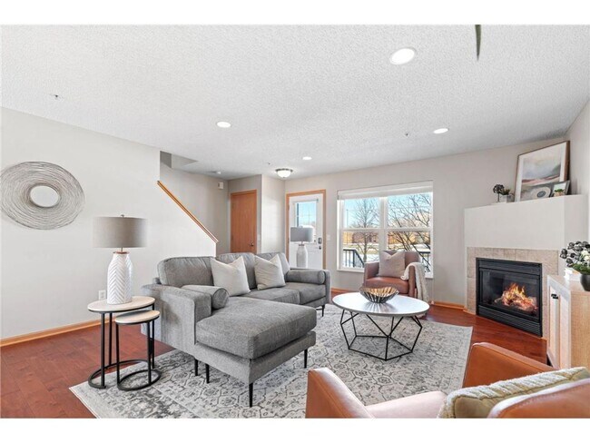 Building Photo - Sparkling Like-New 3 Bedroom Plus Office/L...