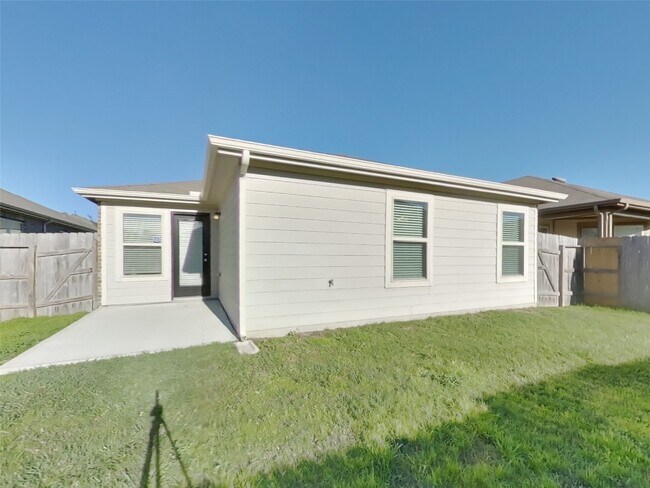 Building Photo - 20660 Dunrobin Dr