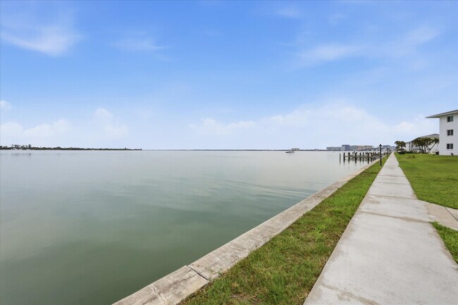 Building Photo - 769 John Ringling Blvd