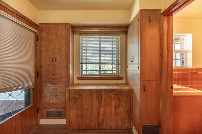 Building Photo - Spacious 3 bed 3 bath home