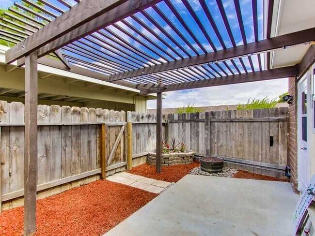 Building Photo - Awesome Townhome w/ 3 bedroom