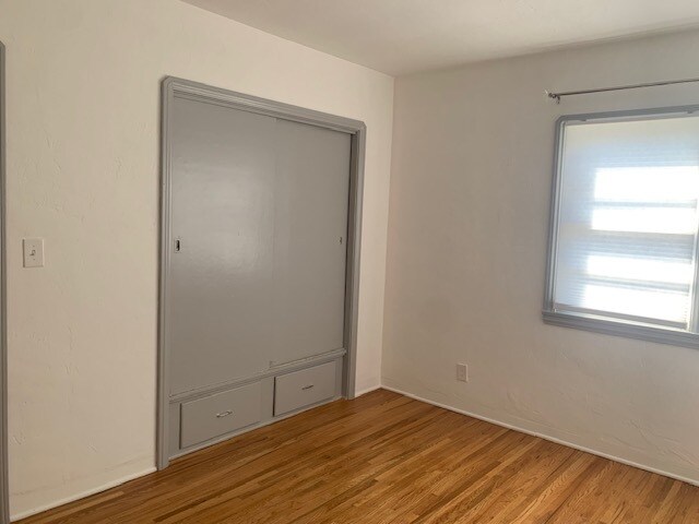 Building Photo - 915 W Olive Ave