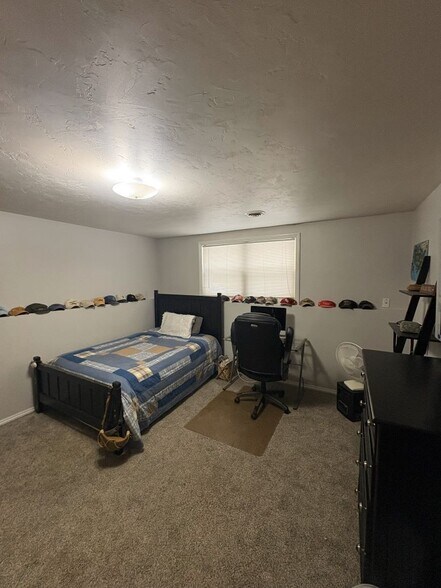 downstairs bed - 13501 Velp Ave