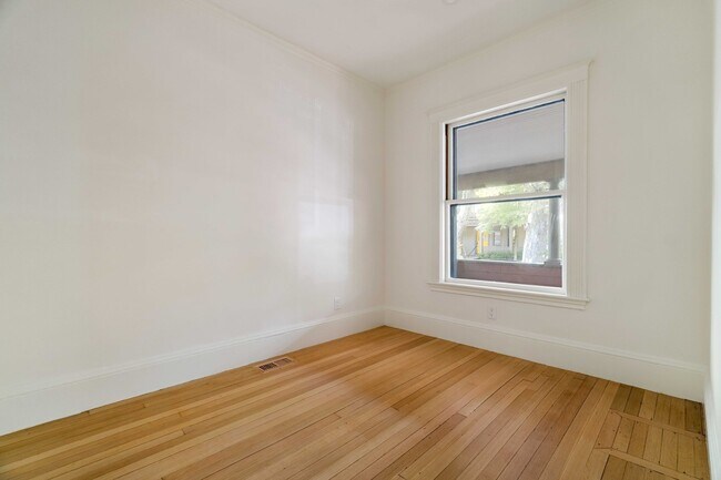 Building Photo - 26 Beals St
