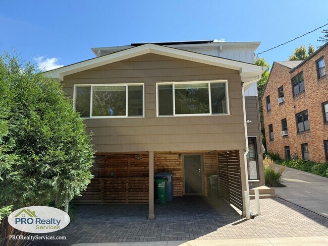 Building Photo - 2 Bedroom Upper Level Duplex Unit
