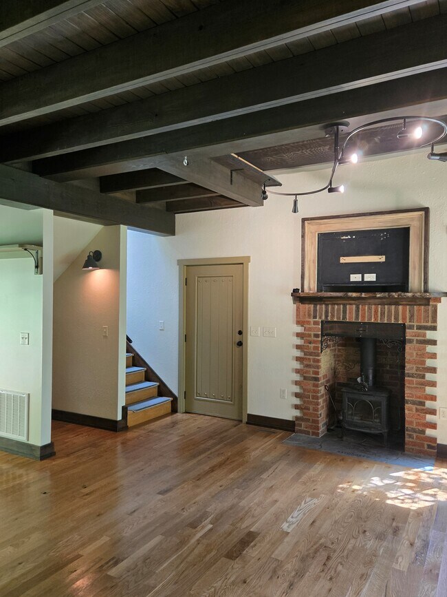 Building Photo - 33 Hoyt Rd