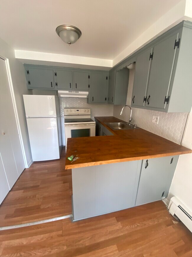 Building Photo - 1630 N Pontiac Trl