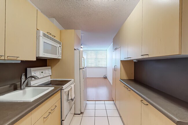 Building Photo - Available Now! Convenient Location in Waikiki
