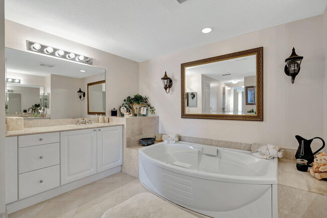 Building Photo - 700 Ocean Royale Way
