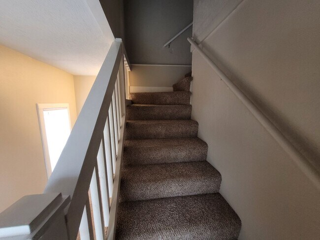 Building Photo - 2 Bedroom, 1 Bathroom home with front porch and fenced yard!